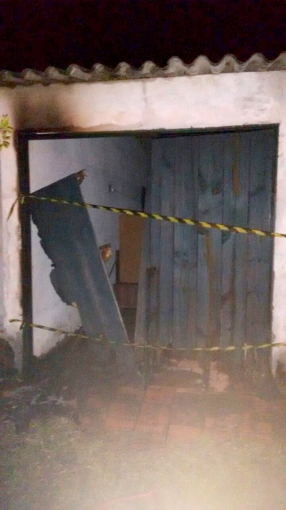 RESIDÊNCIA PEGA FOGO EM PASSO DE TORRES