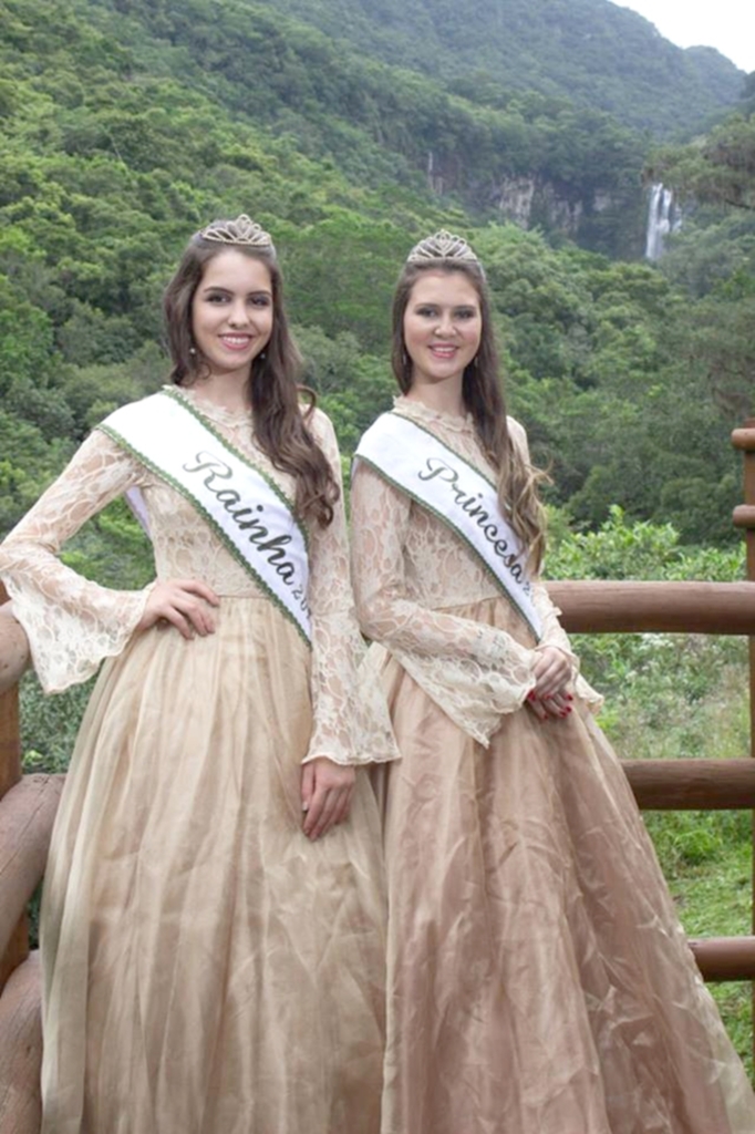 CORTE DA FESTA DA BANANA  DE MAMPITUBA POSA PARA FOTOS