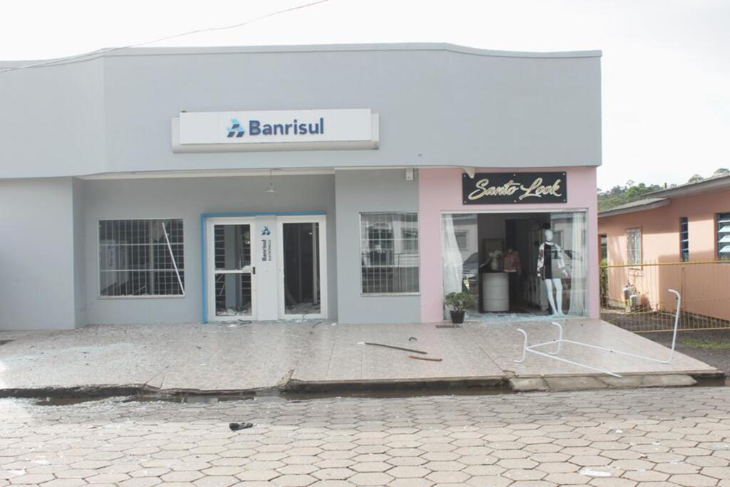 BANDIDOS EXPLODEM AGÊNCIA DO BANRISUL E CAUSAM PÂNICO EM MAMPITUBA
