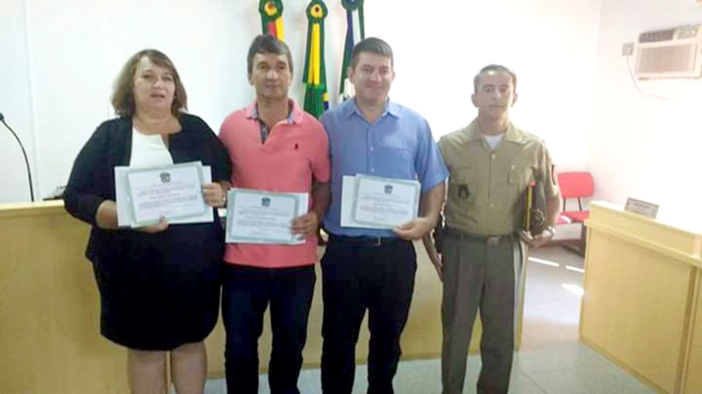 POLICIAIS E CIDADÃOS DE MORRINHOS DO SUL RECEBEM TÍTULOS DE CIDADÃOS HONORÁRIOS