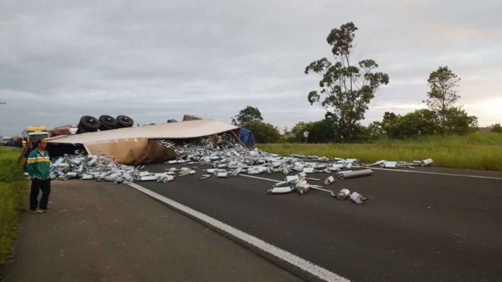 ACIDENTE CAUSA CONGESTIONAMENTO  NA BR-101, EM SÃO JOÃO DO SUL