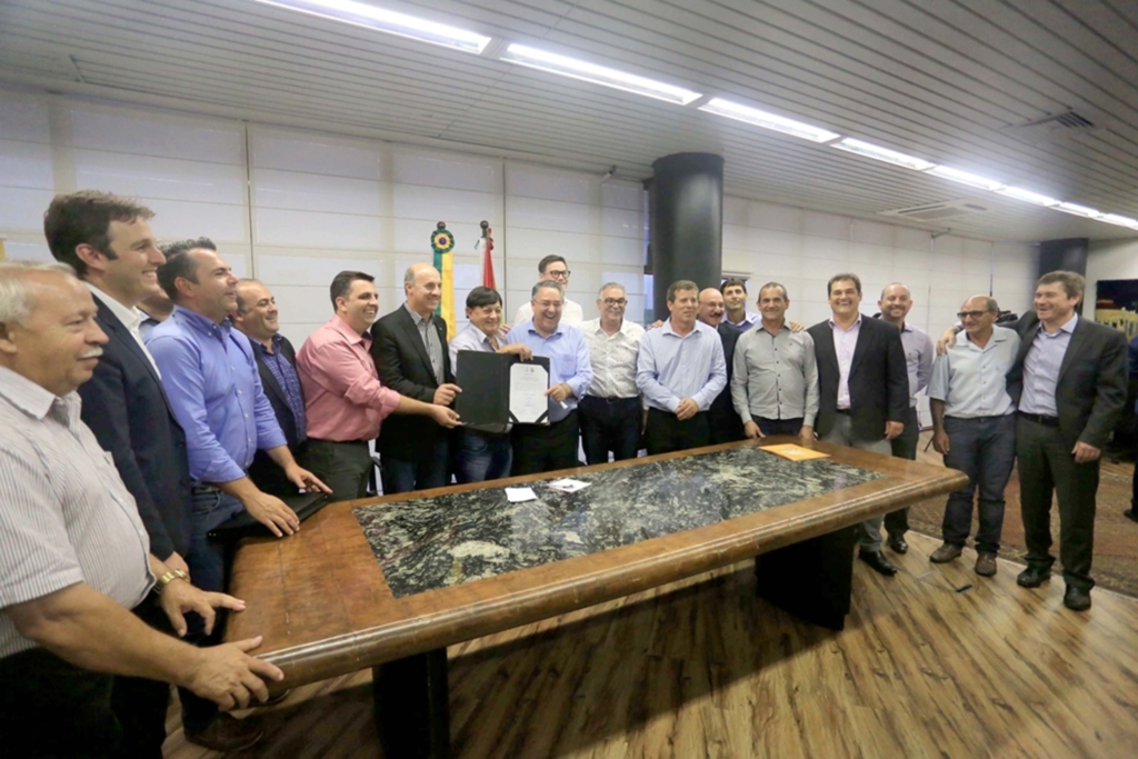 GOVERNADOR DO ESTADO ASSINA ORDEM DE SERVIÇO  PARA CONSTRUÇÃO DA LINHA DE TRANSMISSÃO DA CEPRAG