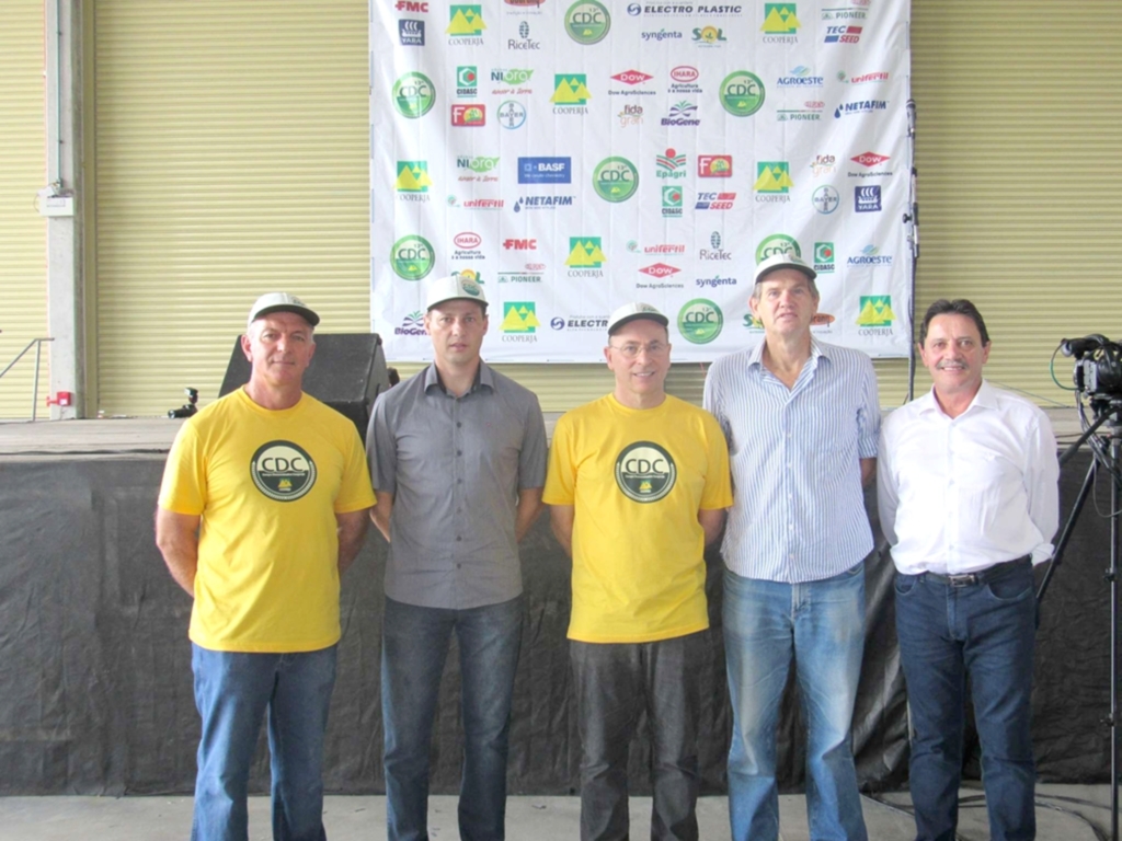 - Antônio Moacir De Noni (vice-presidente da Cooperja), João Batista Mezzari (prefeito de JM), Vanir Zanatta (presidente da Cooperja), Airton Spies (sec. adjunto da Agricultura e da Pesca de SC) e Luiz Vicente Suzin (presidente da Ocesc)