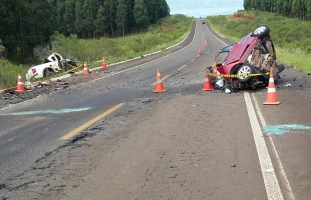 Divulgação/PRF - Carros bateram de frente e quatro pessoas morreram na BR-158