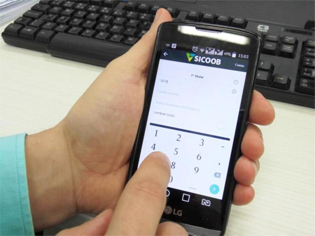 SICOOBNET POSSIBILITA O CONTROLE DE TRANSAÇÕES  BANCÁRIAS POR MEIO DE CELULARES E TABLETS