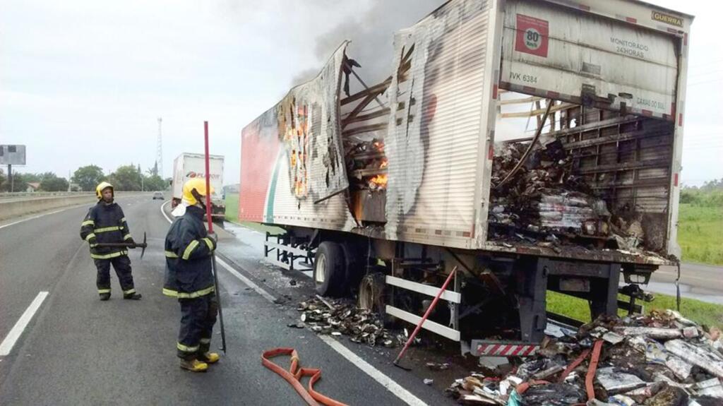 CARRETA PEGA FOGO  NA BR-101 EM SÃO JOÃO DO SUL