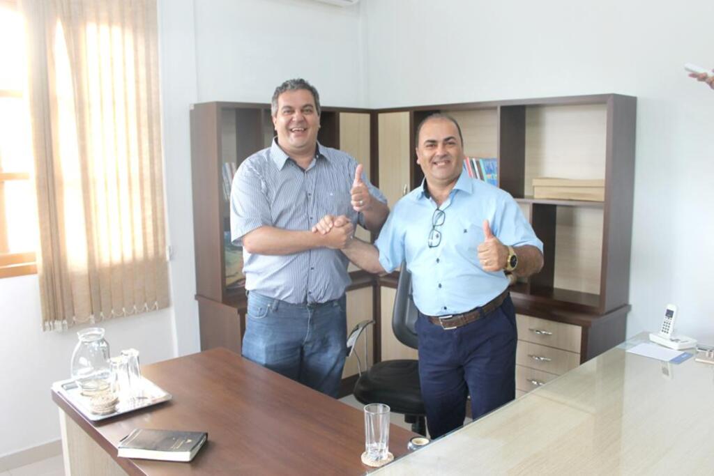  - Prefeito Henrique Maciel (a direita) acompanhado  do vice-prefeito Mack Cittandin