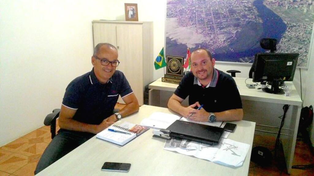 PREFEITO JONAS ASSINA TERMO DE DOAÇÃO DE TERRENO À APAE DE PASSO DE TORRES