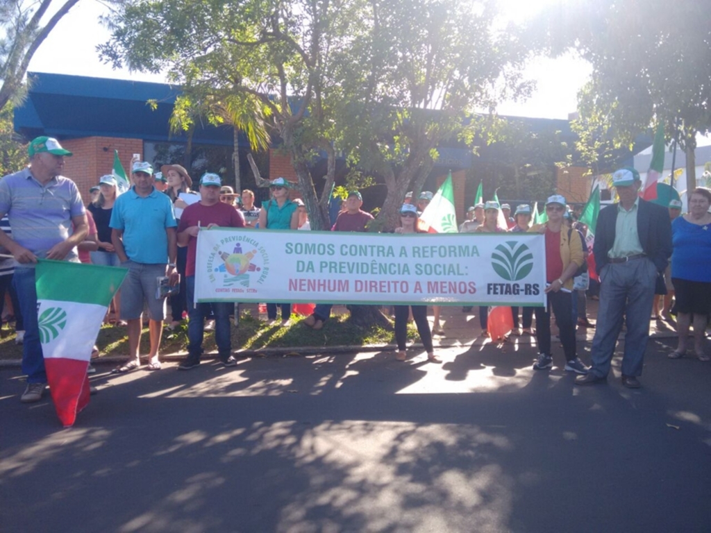 AGRICULTORES REALIZAM MOBILIZAÇÃO CONTRA MUDANÇA DA PREVIDÊNCIA
