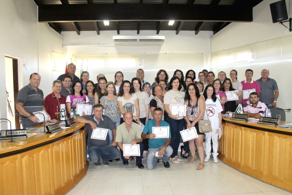 FUNCIONÁRIOS PÚBLICOS SÃO HOMENAGEADOS EM MAMPITUBA