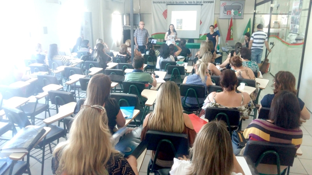 TUTORIA DO CURSO DE GESTÃO ESCOLAR DA GERED ARARANGUÁ REÚNE DIRETORES