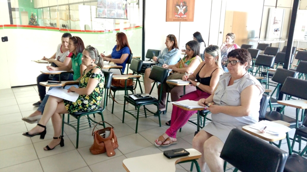 DIRETORES DE APAES DA REGIÃO PARTICIPAM DE ENCONTRO EM ARARANGUÁ