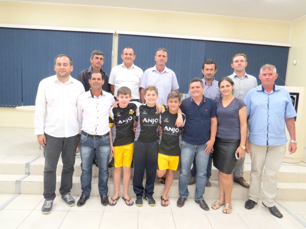 TAEL HOMENAGEIA NA CÂMARA A ESCOLINHA DE FUTEBOL DE SÃO JOÃO DO SUL