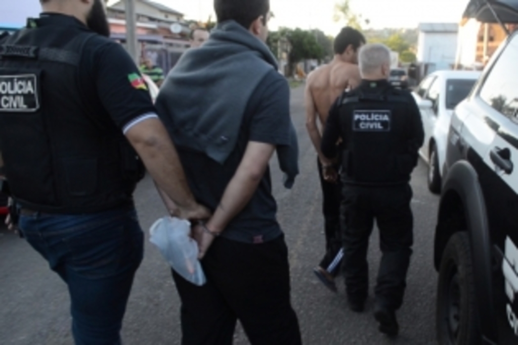  - Na ação foram cumpridos 17 mandados de busca e apreensão, sete mandados de prisão preventiva, além de três de apreensão de veículos - Foto: Divulgação Polícia Civil