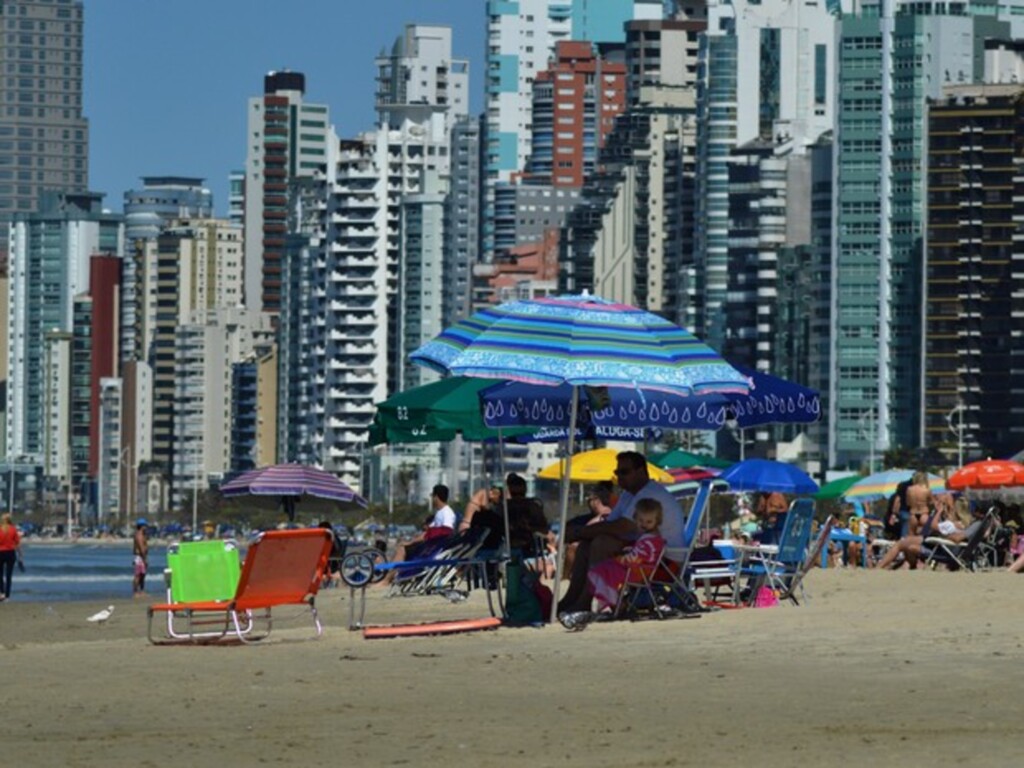  - Três dos 14 pontos de Balneário Camboriú estão imprópios (Foto: Luiz Souza/RBS TV)