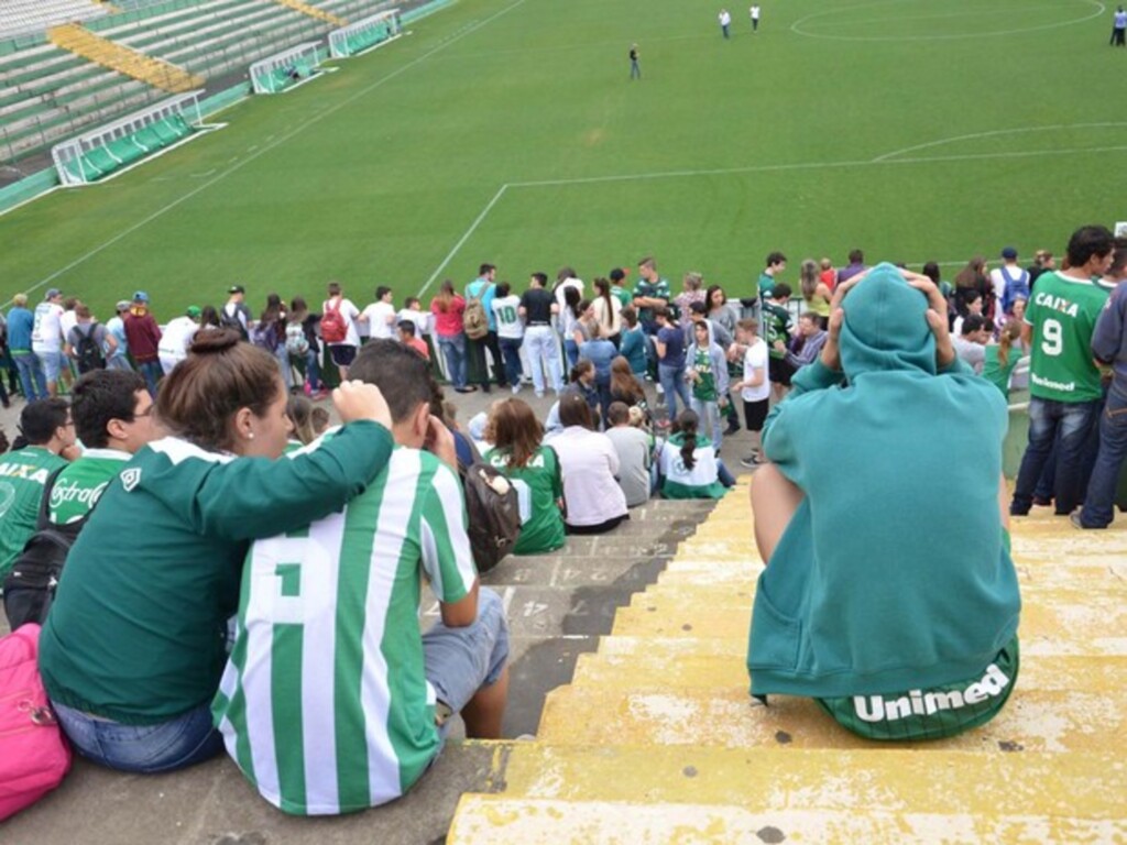  - Torcedores se reúnem na Arena Condá, casa da Chapecoense, em Chapecó (SC), aguardando novas informações (Foto: Tarla Wolski/Futura Press/Estadão Conteúdo)