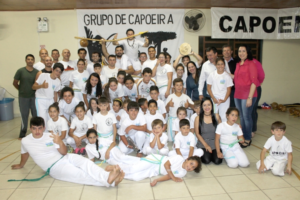 SÃO JOÃO DO SUL REALIZA BATIZADO DE CAPOEIRA  E FORMATURA DE COSTURA INDUSTRIAL