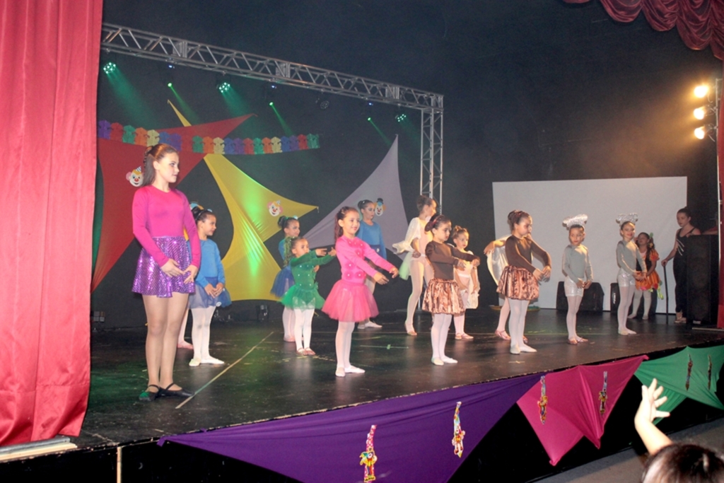 ESTÚDIO CENA DE BALLET DE TORRES REALIZA APRESENTAÇÃO