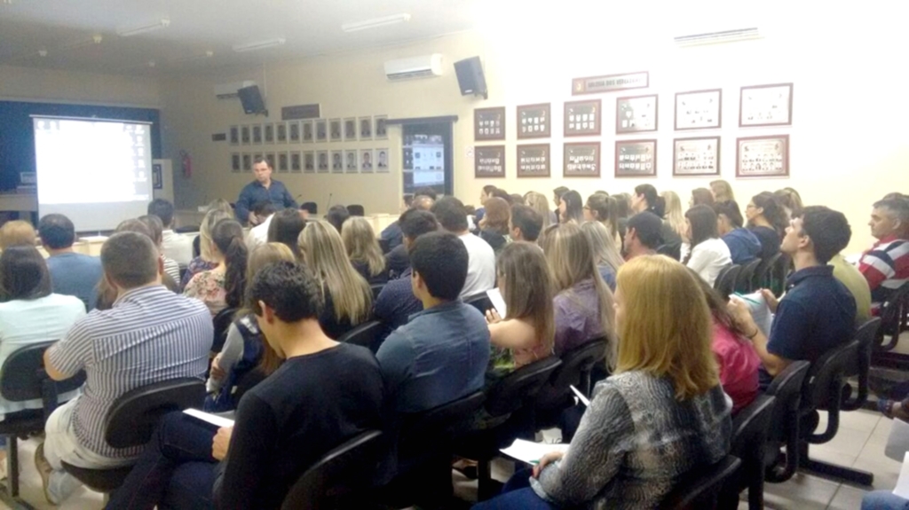 CÂMARA DE DIRIGENTES LOJISTAS DE SÃO JOÃO DO SUL REALIZA PALESTRA