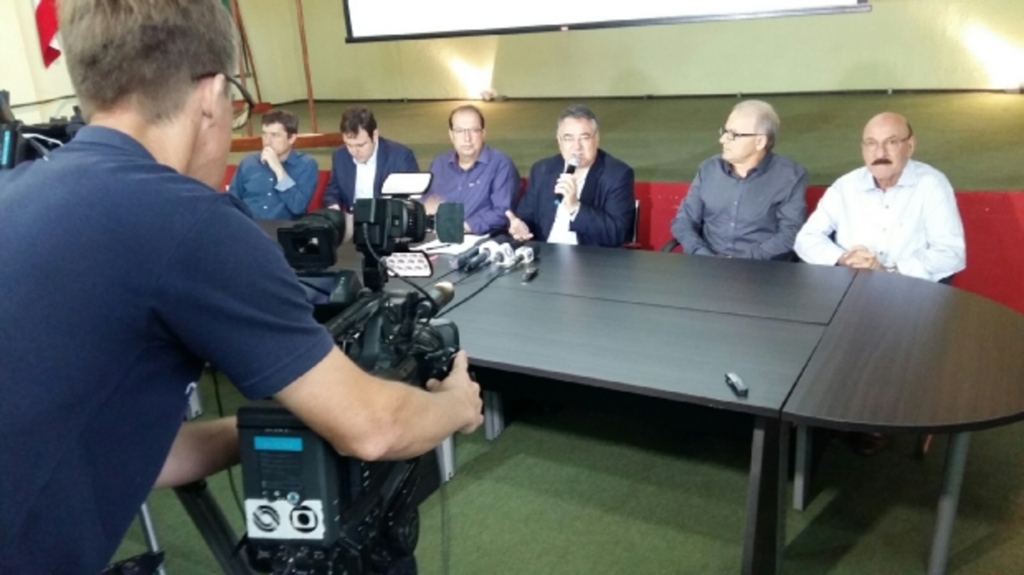 RAIMUNDO COLOMBO FAZ BALANÇO DE 2016 PARA IMPRENSA DURANTE COLETIVA NO SUL DO ESTADO