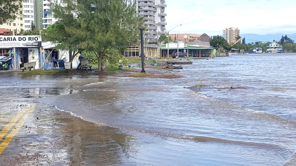RESSACA NO MAR PROVOCA ESTRAGOS NAS PRAIAS DA REGIÃO