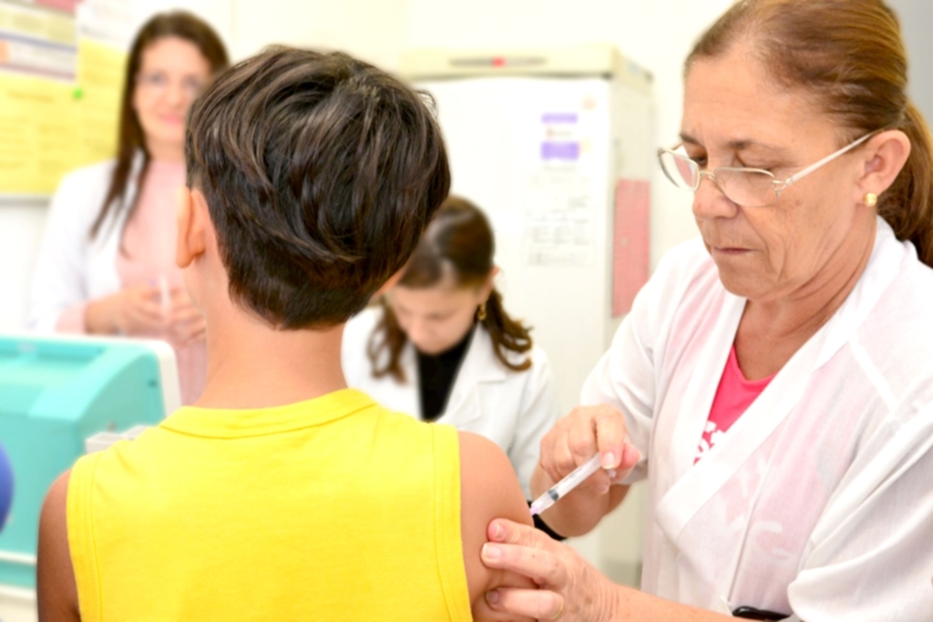 MENINOS DE 12 E 13 ANOS RECEBERÃO VACINA CONTRA HPV EM 2017