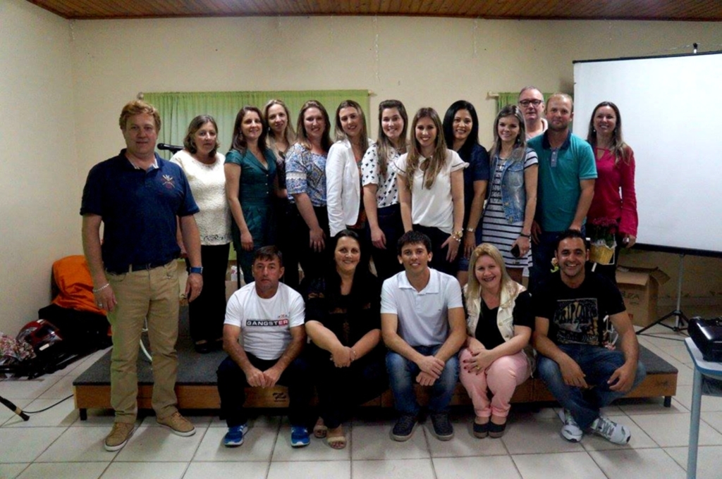 PROFESSORES DE SÃO JOÃO DO SUL RECEBEM HOMENAGEM