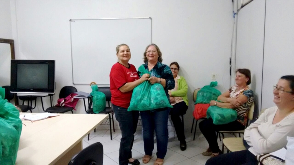 ASSOCIAÇÃO DOS CLUBES DE MÃES  DE SÃO JOÃO DO SUL RECEBE DOAÇÃO DA FUNDAÇÃO NOVA VIDA