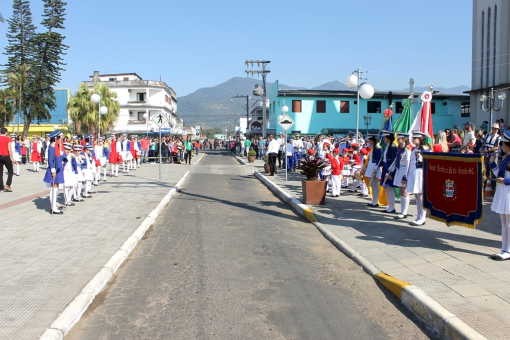 CENTENAS DE PESSOAS PARTICIPAM DO DESFILE DA INDEPENDÊNCIA EM PRAIA GRANDE