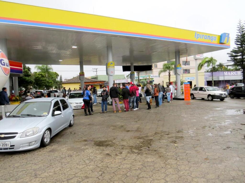 POSTO IPIRANGA DE SÃO JOÃO DO SUL REALIZA ENCONTRO BENEFICENTE DE CARROS REBAIXADOS