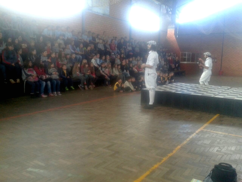 ALUNOS ASSISTEM PEÇA TEATRAL EM MORRINHOS DO SUL