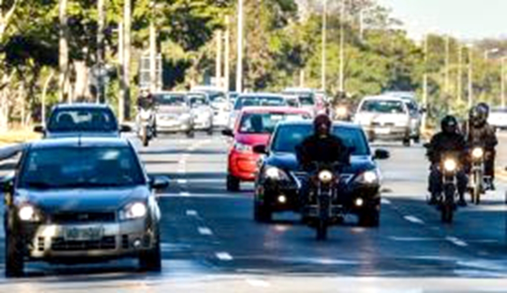 EM UM MÊS, POLÍCIA RODOVIÁRIA MULTA MAIS DE 124 MIL POR FAROL BAIXO DESLIGADO