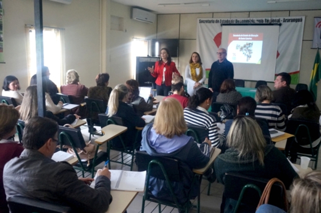 ESCOLAS RECEBEM ORIENTAÇÕES SOBRE ALIMENTAÇÃO TERCEIRIZADA