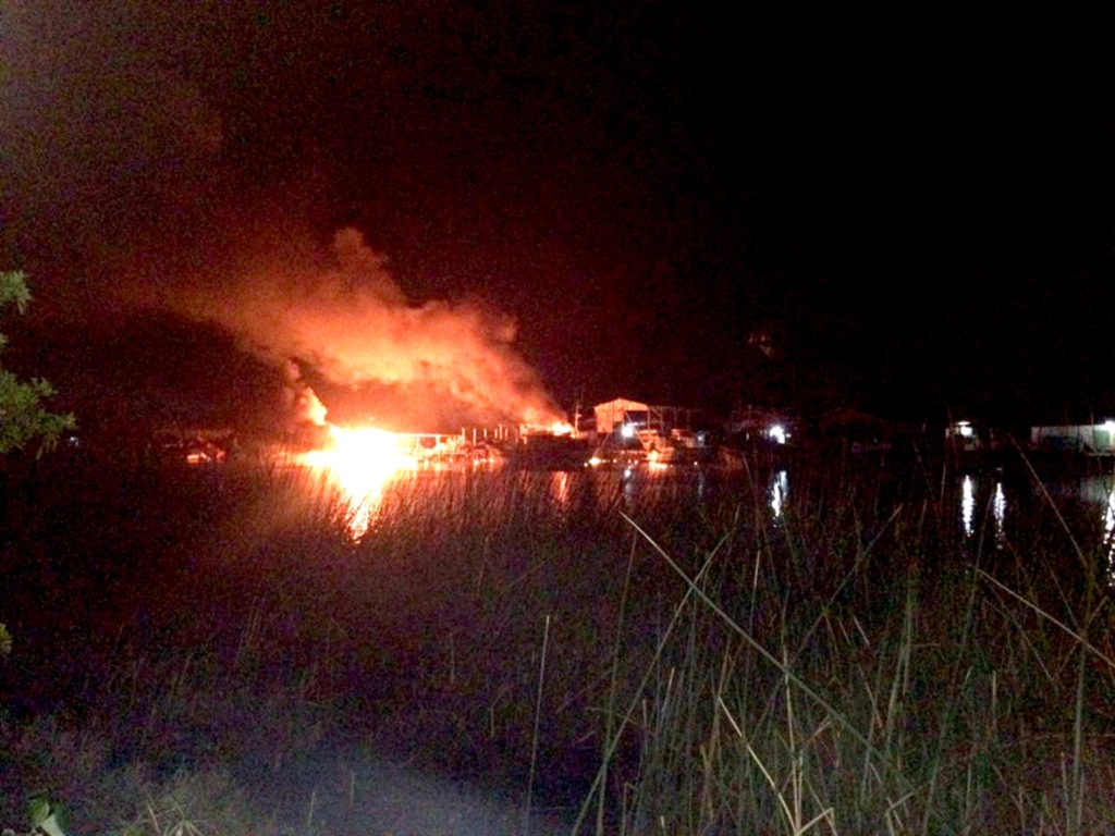 BARCO EXPLODE EM PASSO DE TORRES E DEIXA DUAS PESSOAS FERIDAS