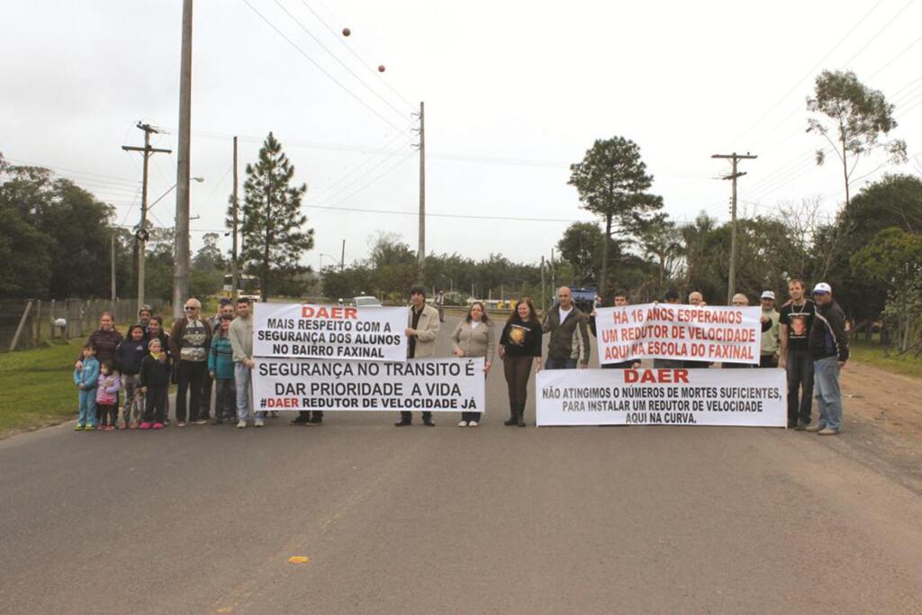 MORADORES REALIZAM PROTESTO EM TORRES