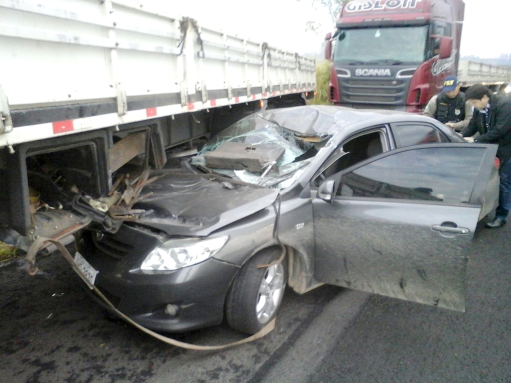 ACIDENTE NA BR 101 DEIXA MOTORISTA FERIDO