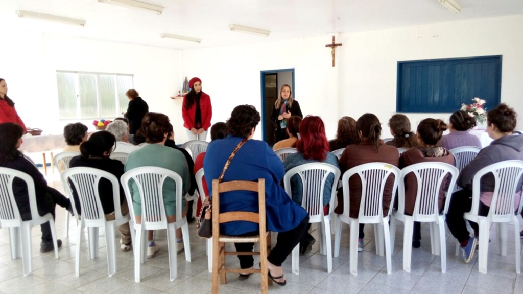 PROGRAMA BOLSA FAMÍLIA DE PRAIA GRANDE ENSINA TÉCNICAS DE ARTESANATO EM TOALHAS