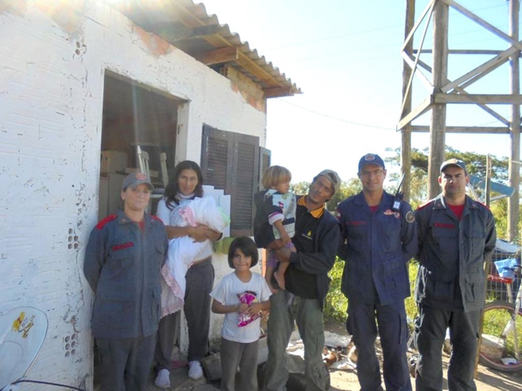 BOMBEIROS COMUNITÁRIOS DE PASSO DE TORRES REALIZAM AÇÃO SOCIAL