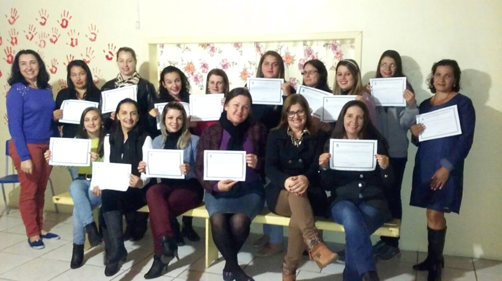 MULHERES RECEBEM CERTIFICADOS DE COSTURA INDUSTRIAL EM SÃO JOÃO DO SUL