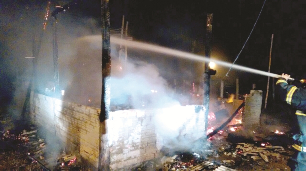 CASA PEGA FOGO EM CURRALINHOS PASSO DE TORRES