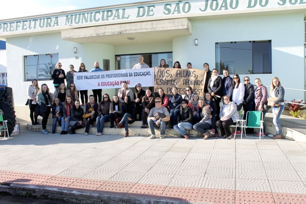 PROFISSIONAIS DA EDUCAÇÃO REALIZAM PARALISAÇÃO EM SÃO JOÃO DO SUL