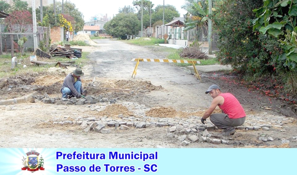SECRETARIA MUNICIPAL DE OBRAS DE  PASSO DE TORRES RECUPERA RUAS E  ESTRADAS