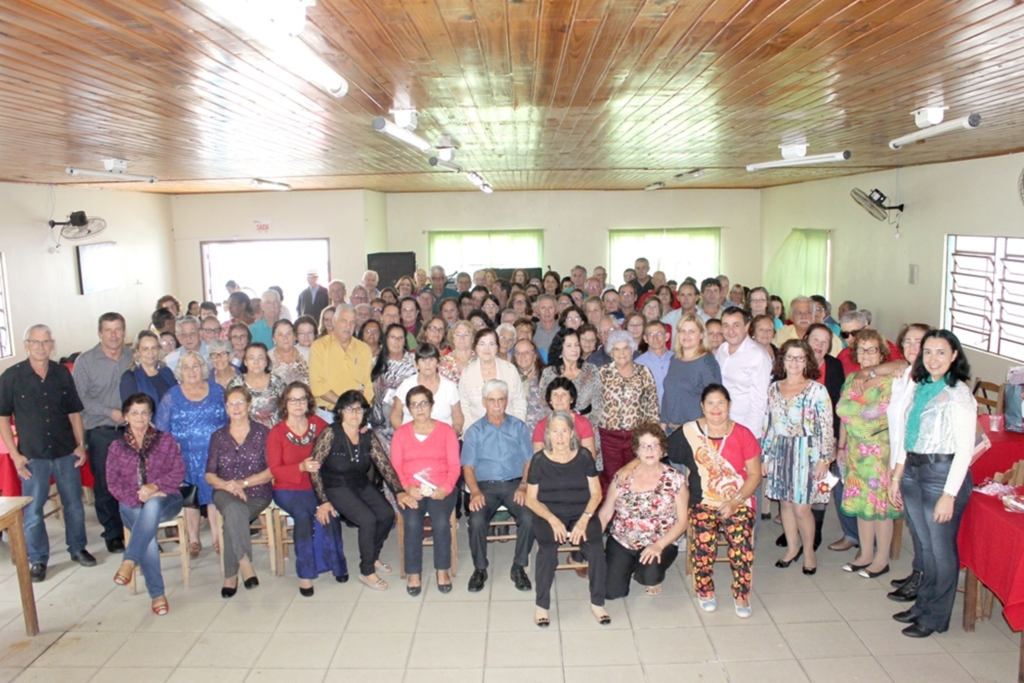 TERCEIRA IDADE DE SÃO JOÃO DO SUL REALIZA ALMOÇO EM COMEMORAÇÃO AO DIA DAS MÃES
