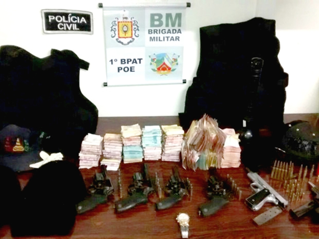 POLÍCIA PRENDE ASSALTANTES E RECUPERA DINHEIRO  ROUBADO NO BANCO DO BRASIL DE PRAIA GRANDE