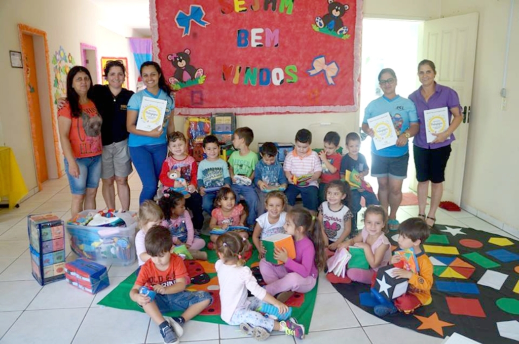 SECRETARIA DE EDUCAÇÃO ENTREGA LIVROS E MATERIAIS PEDAGÓGICOS NAS ESCOLAS