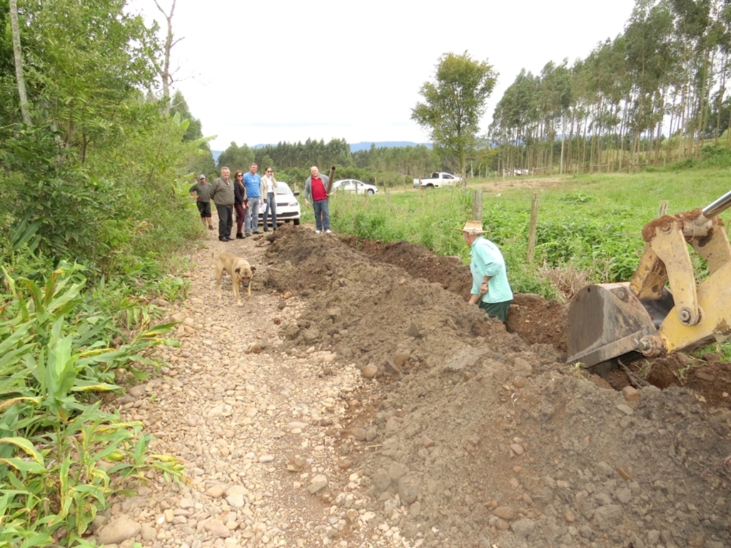 OBRA DE IMPLANTAÇÃO DE ÁGUA TRATADA EM VILA SANTA CATARINA ESTÁ PARADA
