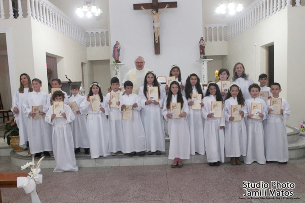 JOVENS RECEBEM A PRIMEIRA EUCARISTIA EM SÃO JOÃO DO SUL