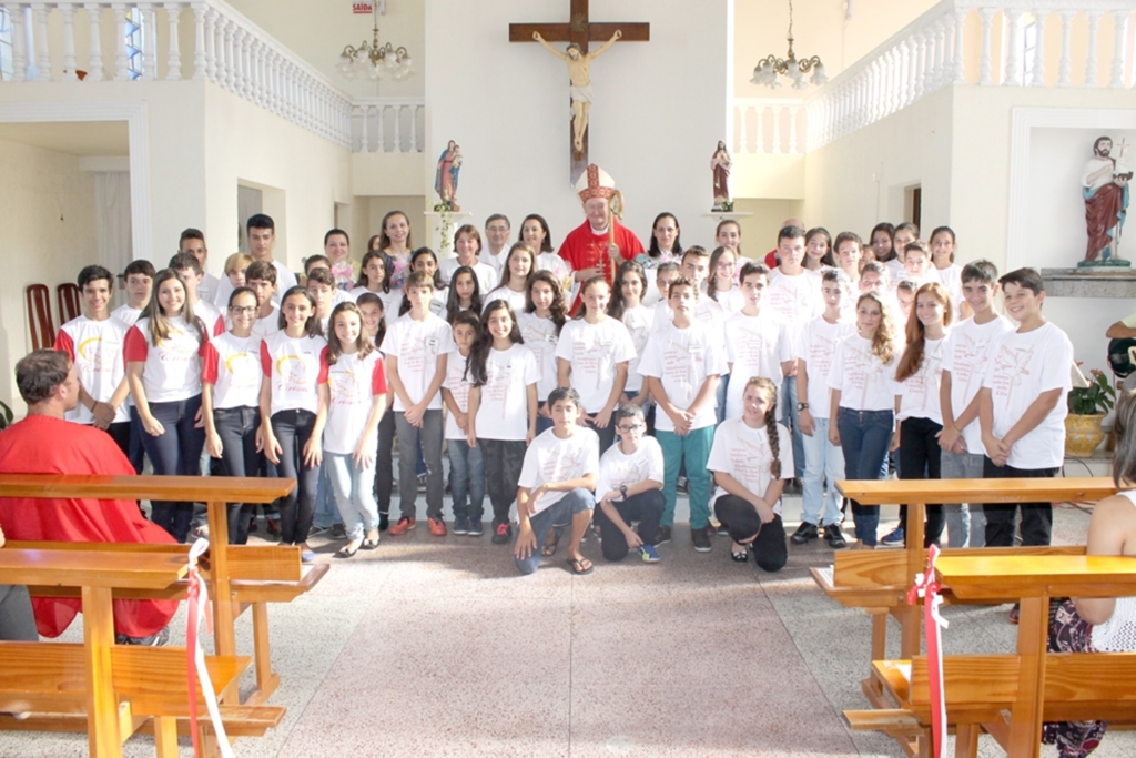 MAIS DE 80 JOVENS DA PARÓQUIA SÃO JOÃO BATISTA RECEBEM O CRISMA