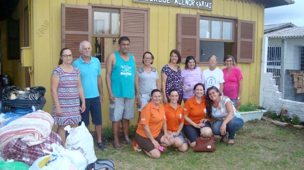 COORDENAÇÃO DE MULHERES DO STR DE SÃO JOÃO DO SUL E PASSO DE TORRES FAZEM DOAÇÃO PARA ALBERGUE