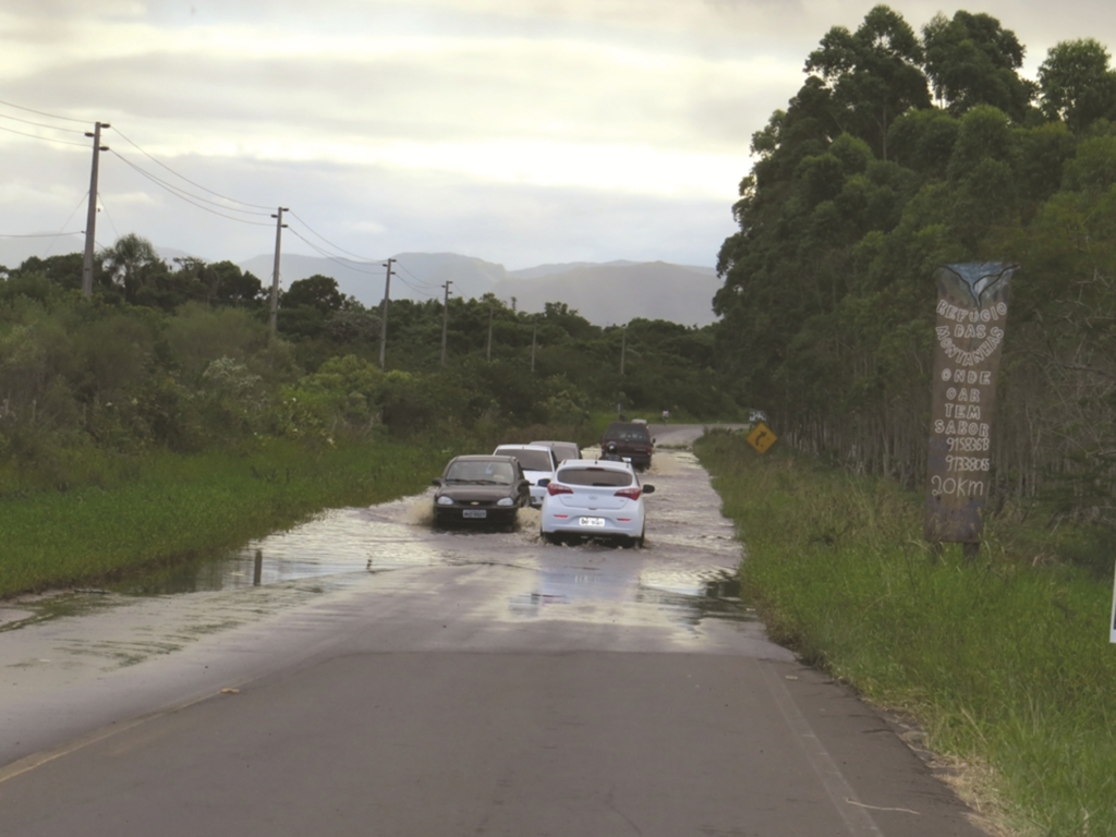 FORTES CHUVAS PREJUDICAM MORADORES DA REGIÃO